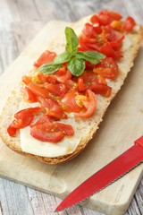 Bruschetta pomodoro e scamorza