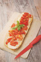 Bruschetta pomodoro e scamorza