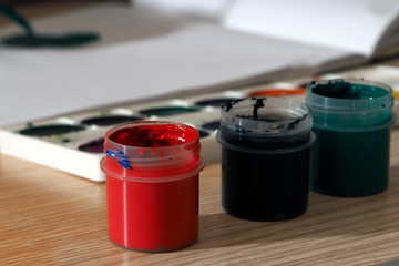 Краски. Гуашь и акварель. Разноцветные краски