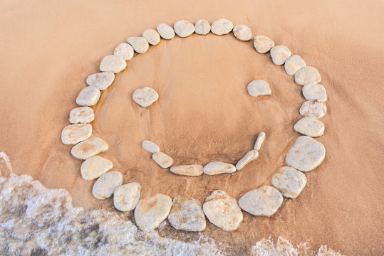 Emoticon of white pebbles