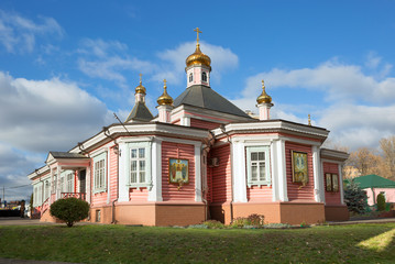 Fototapeta na wymiar Старинный деревянный храм в Москве