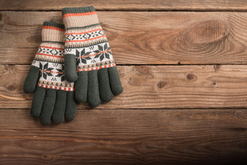 Obraz na płótnie Canvas winter gloves on wooden background