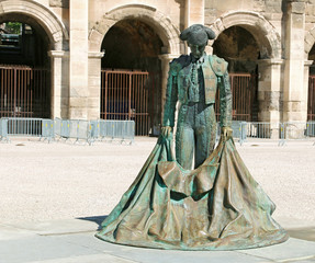 Hommage au matador, place des arènes à Nîmes © lamax