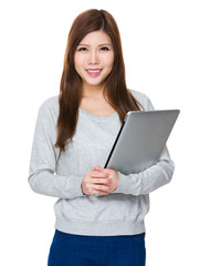 Fototapeta premium Azjatycka kobieta chwyta z laptopem