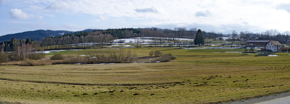 Felder und Wiesen im Frühling