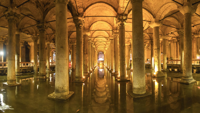 Basilica Cistern (Yerebatan Sarayi) (Sunken Palace), Istanbul, Turkey