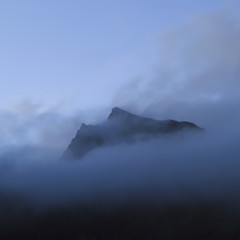 Montagne dans les nuages