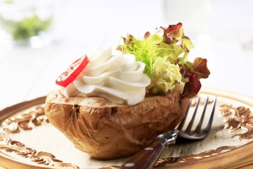 Baked potato and creamy spread