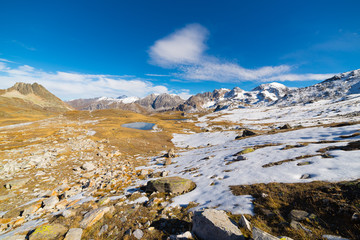 Fototapeta na wymiar High altitude blue alpine lake in autumn season