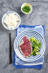 Thunfisch Tataki mit Gemüse und Reis