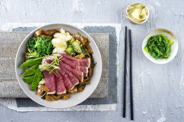 Thunfisch Tataki mit Reisnudeln und Gemüse