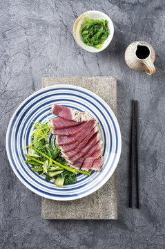 Thunfisch Tataki mit Wakame and Gemüse