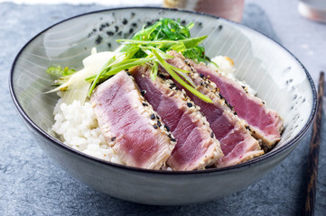 Thunfisch Tataki mit Reis und Wakame