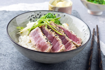 Thunfisch Tataki mit Reis und Gemüse