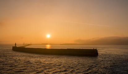 Mistige zonsondergang haveningang Dover