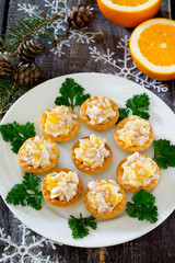 Tartlets with chicken, orange and pine nuts