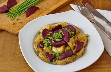 healthy dinner - beetroot, potatoes and chive
