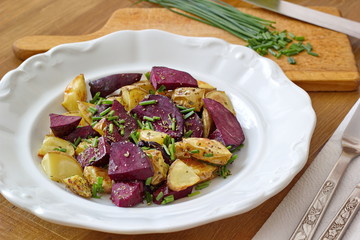 baked potatoes with raw beetroot and chive