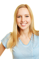 Junge blonde Frau lächelt