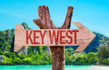Key West arrow with beach background - obrazy, fototapety, plakaty