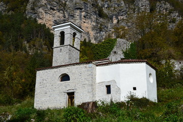 Fototapeta premium Tramonti di Sotto - Chiesa ricostruita di Palcoda