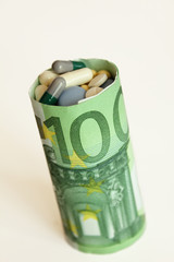 Tabletten in Banknote