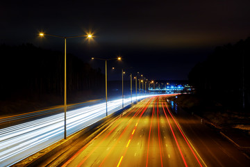 Fototapeta premium Autostrada nocą ze światłami samochodów