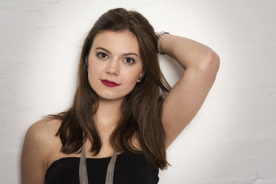 Attraktive Frau mit Lippenstift im Portrait