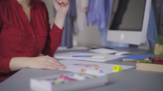 kreative modedesignerin zeichnet einen entwurf f&uuml;r ein kleid
