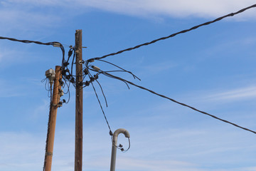 Stromleitung am Mast