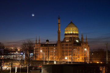 Yenide in Dresden bei Nacht mit einer schmalen Mondsichel im Hintergrund