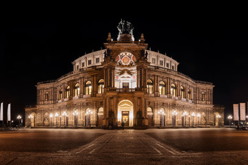 Semperoper in Dresden bei Nacht