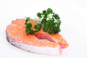 rohes Lachssteak mit Petersilie