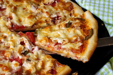 Пицца с курицей и овощами.