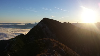 instant sonnenaufgang auf dem berggipfel I