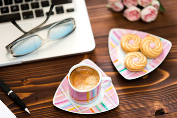Kaffee und Laptop