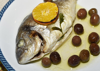 Orata al forno con le olive, un piatto prelibato della cucina mediterranea-