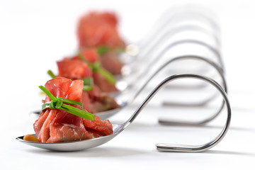 Leckere Schinkensäckchen aus Bresaola, gefüllt mit Rucola, gerösteten Pinienkernen, Parmesan und...