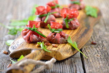 Schinkensäckchen aus norditalienischem Bresaola gefüllt mit Rucola, gerösteten Pinienkernen, Crema di Balsamico sowie etwas Parmesan