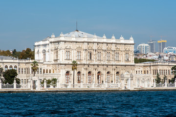 Obraz premium The Dolmabahce Palace in Istanbul seen from the Bosphorus