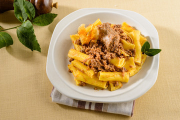 Maccheroni con ragù di costine di maiale, pasta italiana