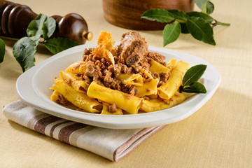 Maccheroni con ragù di costine di maiale, pasta italiana