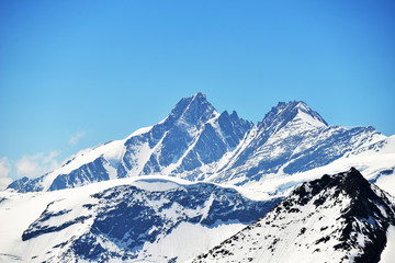 Naklejka premium capped mountain peaks