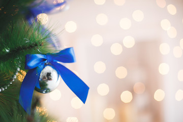 ветка ели украшенная шаром