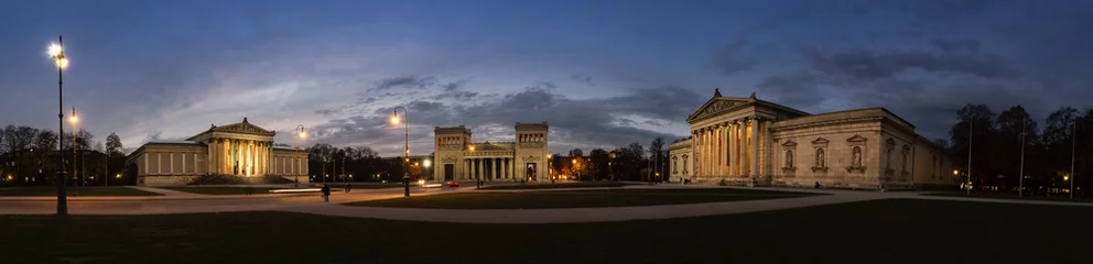 Der Königsplatz in München am Abend, echte Panorama-Aufnahme © Harald Biebel
