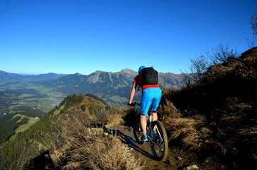 Fototapeta premium Mit MTB auf singletrail am Berg