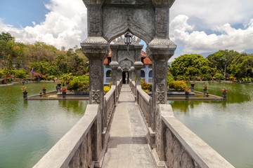 Tempelbrücke unten