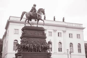 Obraz premium Frederick the Great Statue on Unter den Linden Street in Berlin