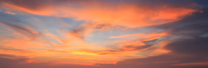 Panorama naturel de fond du ciel de couleur d& 39 or, pendant le t