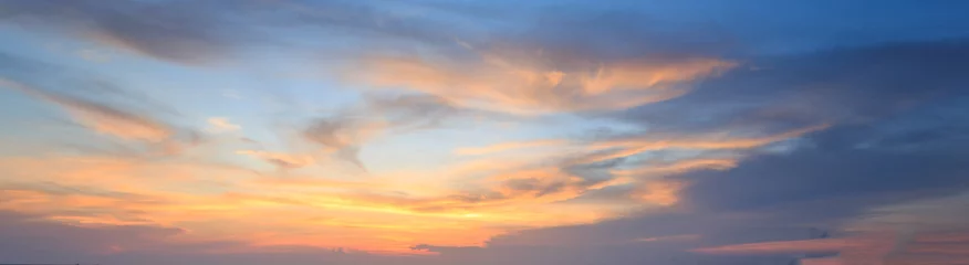 Foto auf Acrylglas Himmel Natürliches Hintergrundpanorama des goldenen Farbhimmels, während der t